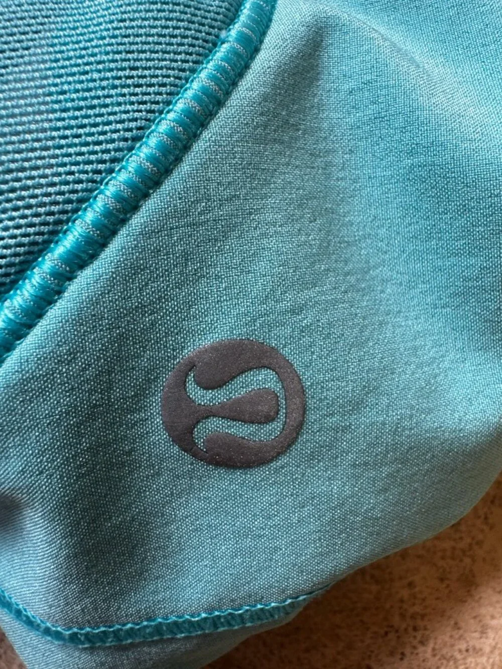 Lululemon Hottie Hot, size 6, 2.5 inch blue